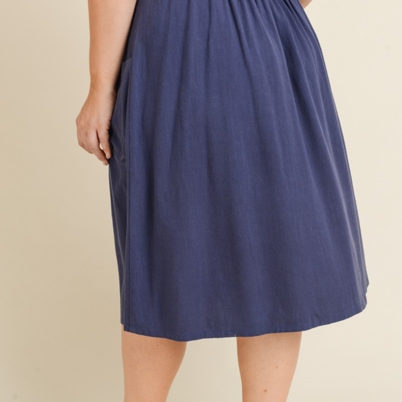 Plus Size Button Down Skirt with Pockets - Picture 3 of 3